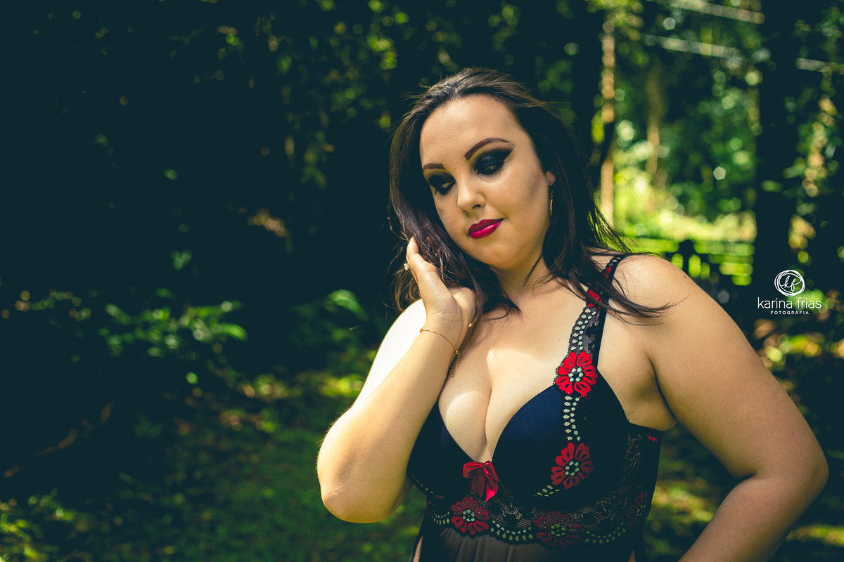 A MODELO FAZ POSE PARA SEU ENSAIO SENSUAL