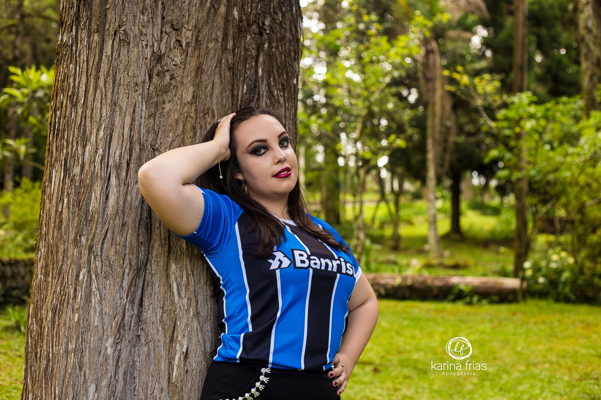 A MODELO ESTA COM A CAMISA DO GREMIO PARA SEU ENSAIO PESSOAL