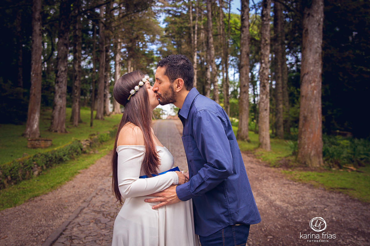 OS PAIS SE BEIJAM PARA AS FOTOS DE GESTANTE