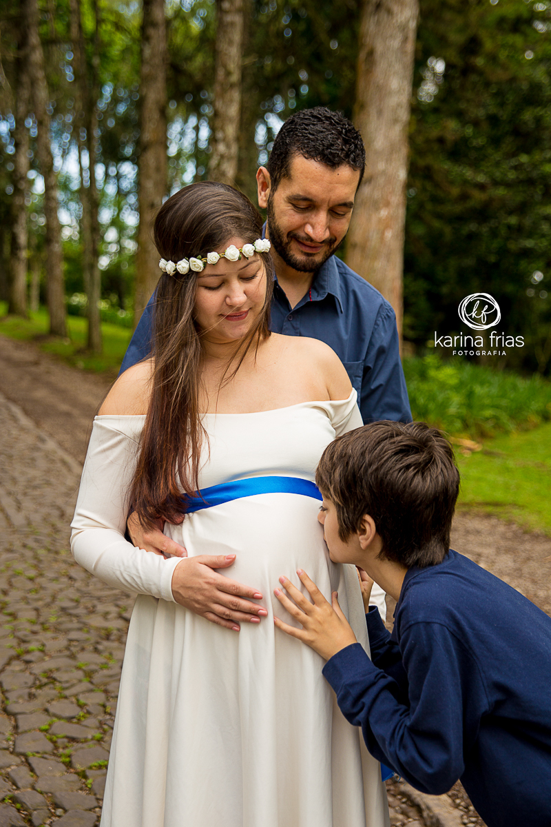NO BOOK DE GESTANTE EXTERNO A CRIANÇA BEIJA A BARRIGA