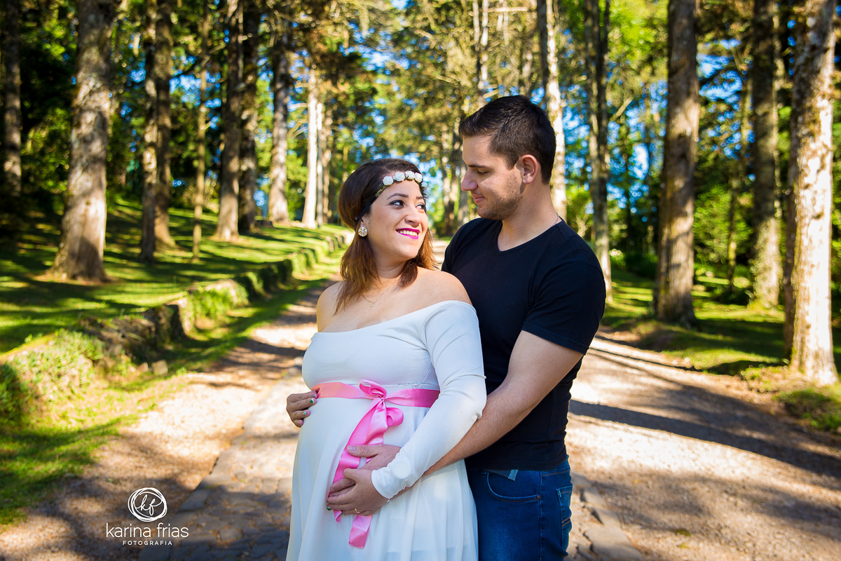 os modelos se olham para as fotos de gestante