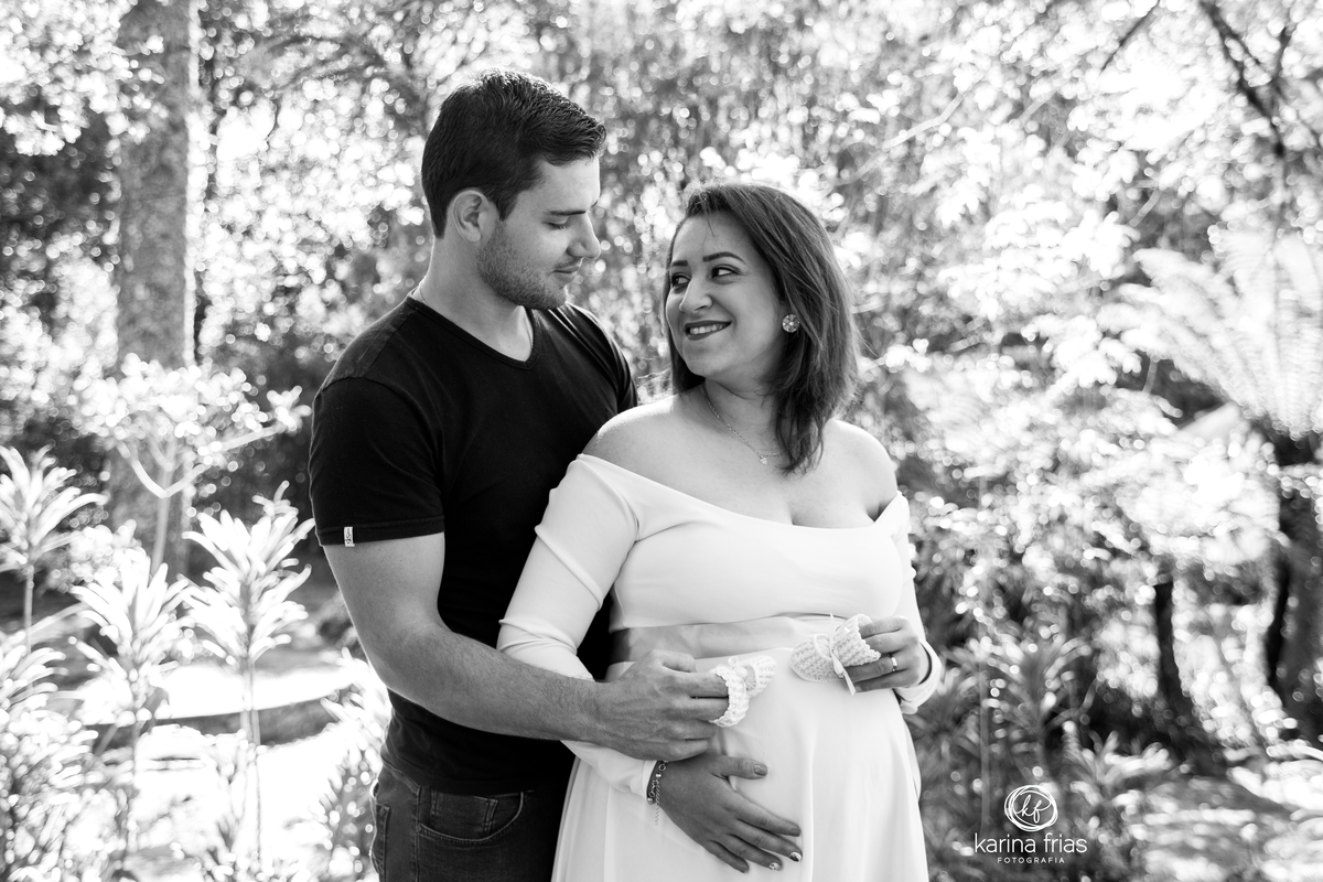 A GESTANTE OLHA PARA O ESPOSO NO SEU ENSAIO EXTERNO