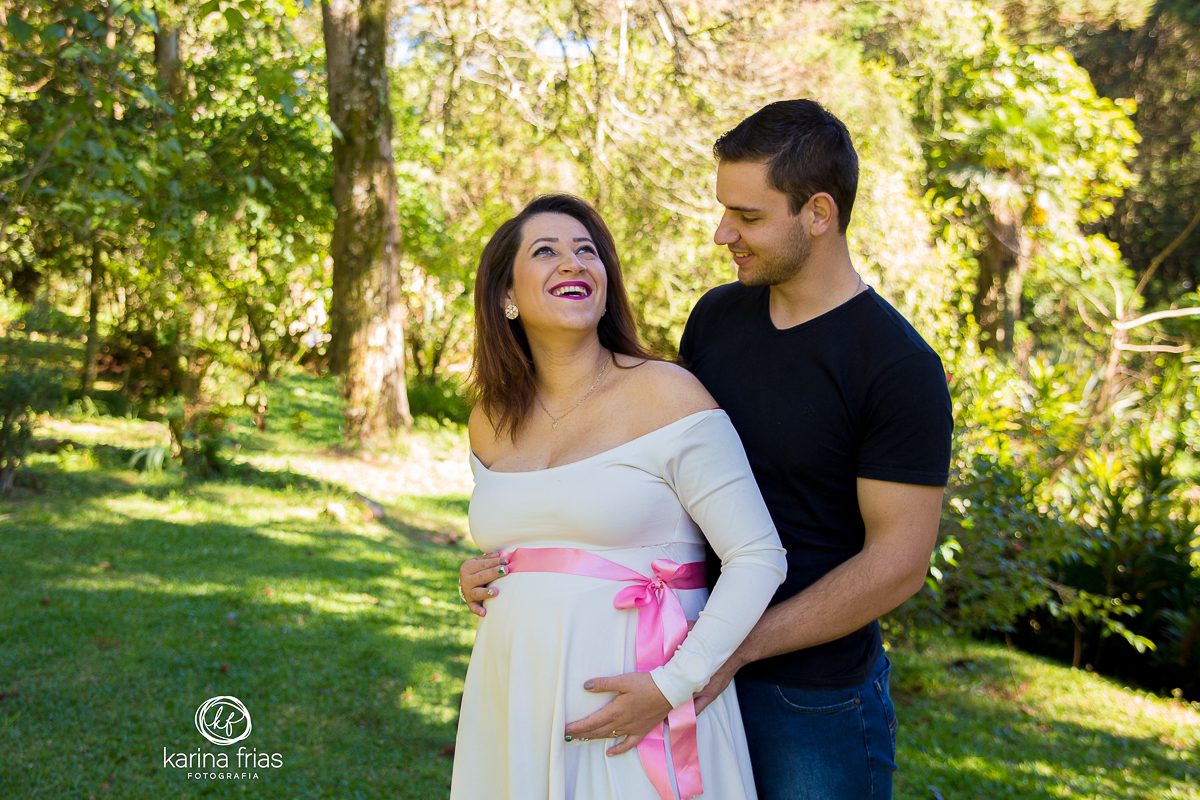 os modelos sorriem para a fotagrafa de gestante