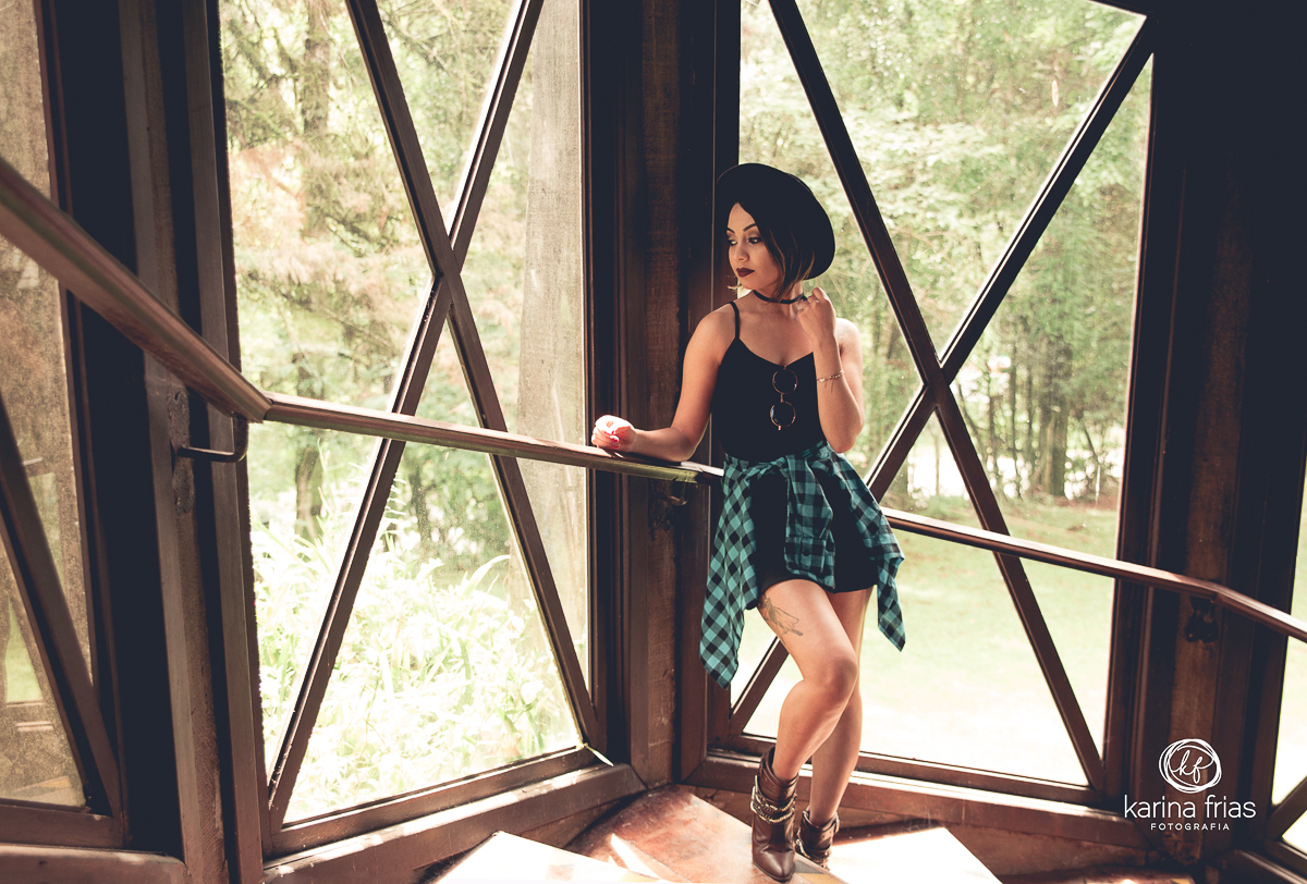 a modelo olha para fora no seu ensaio pessoal