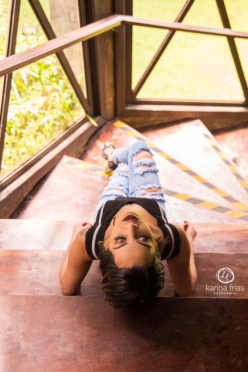 a modelo fecha os olhos para seu ensaio sensual em caxias do sul-rs