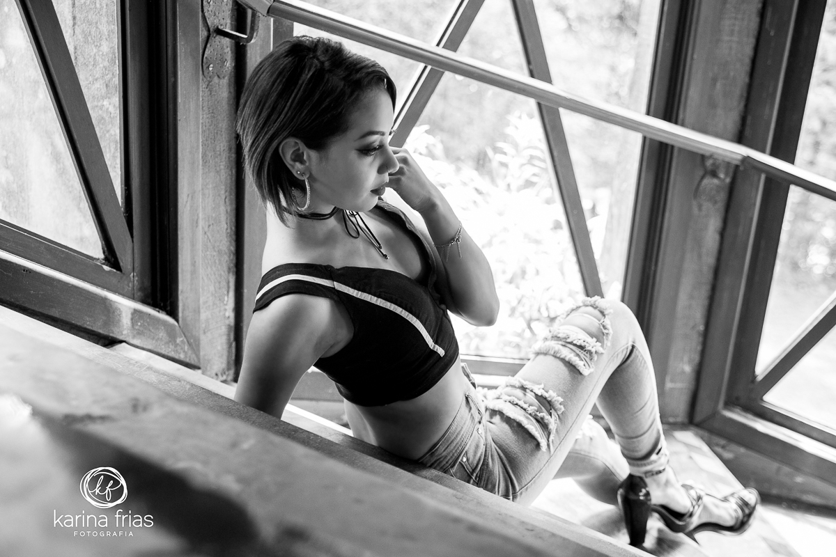 a modelo não olha para a camera no ensaio