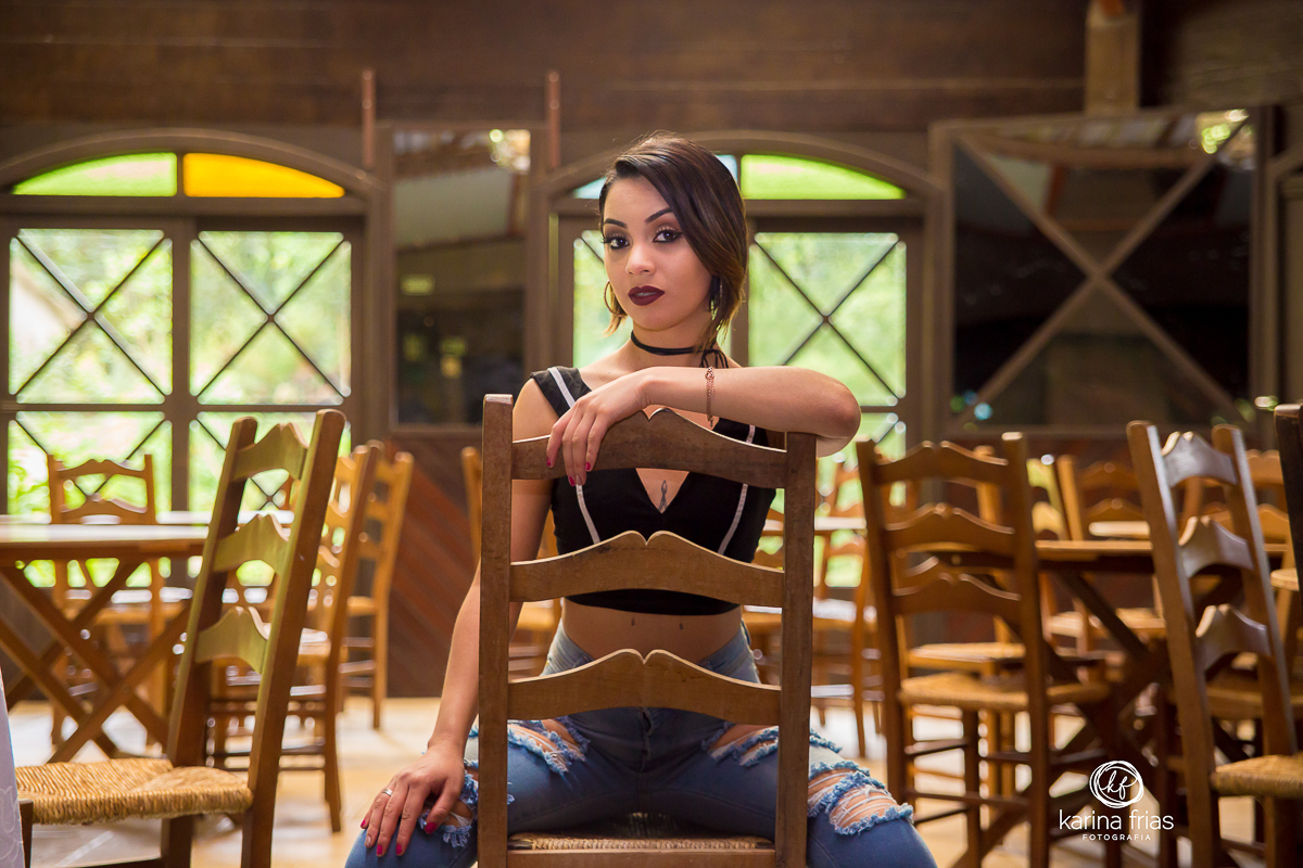 a modelo esta sentada na cadeira para as fotos pessoais