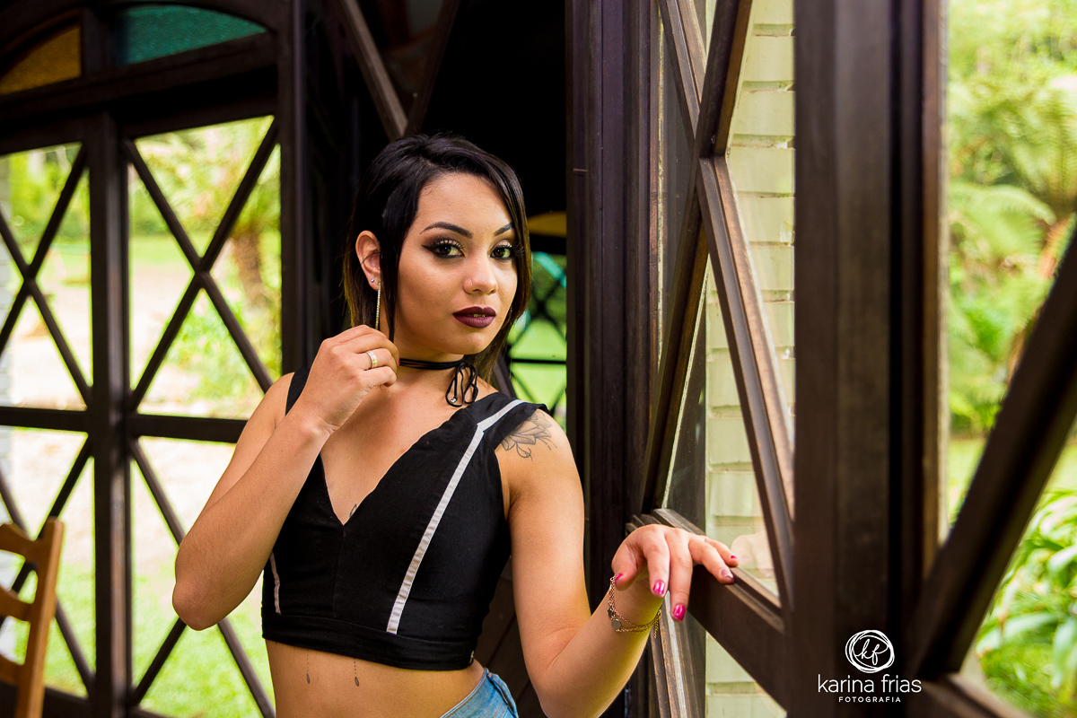 a blogueira karen olhou para a camera em seu ensaio pessoal