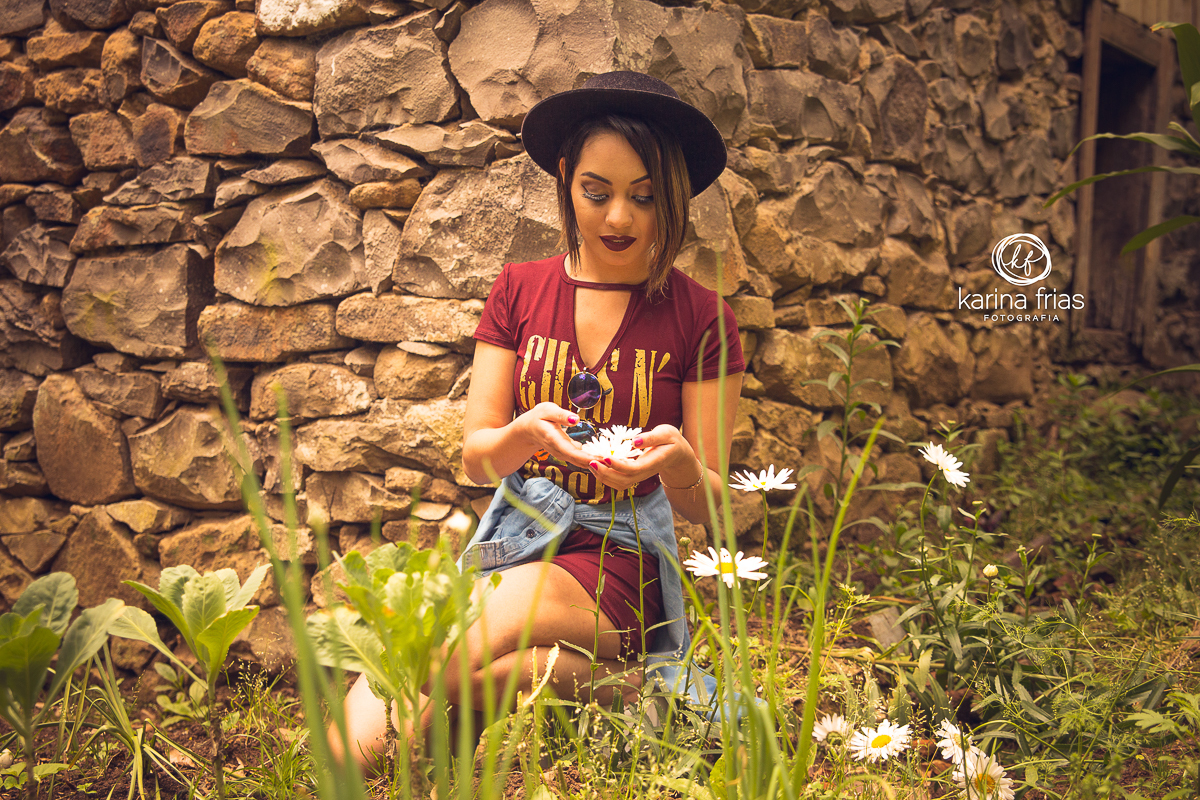 flores dão aspecto meigo para as fotos de ensaio pessoal externo