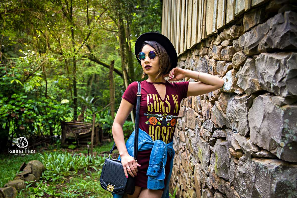 a modelo mostra o look usado para as fotos no seu ensaio