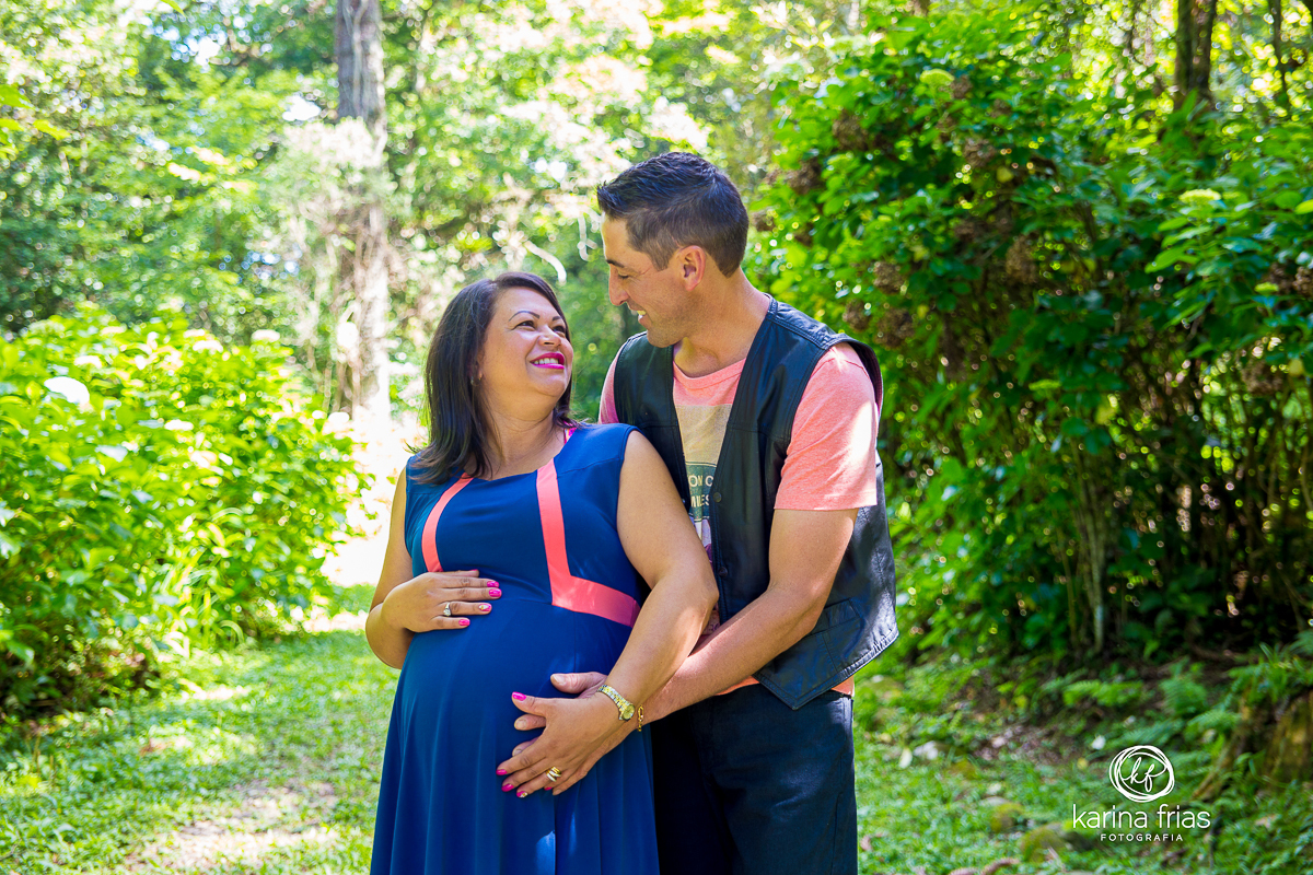 a gestante olha para o esposo em seu ensaio