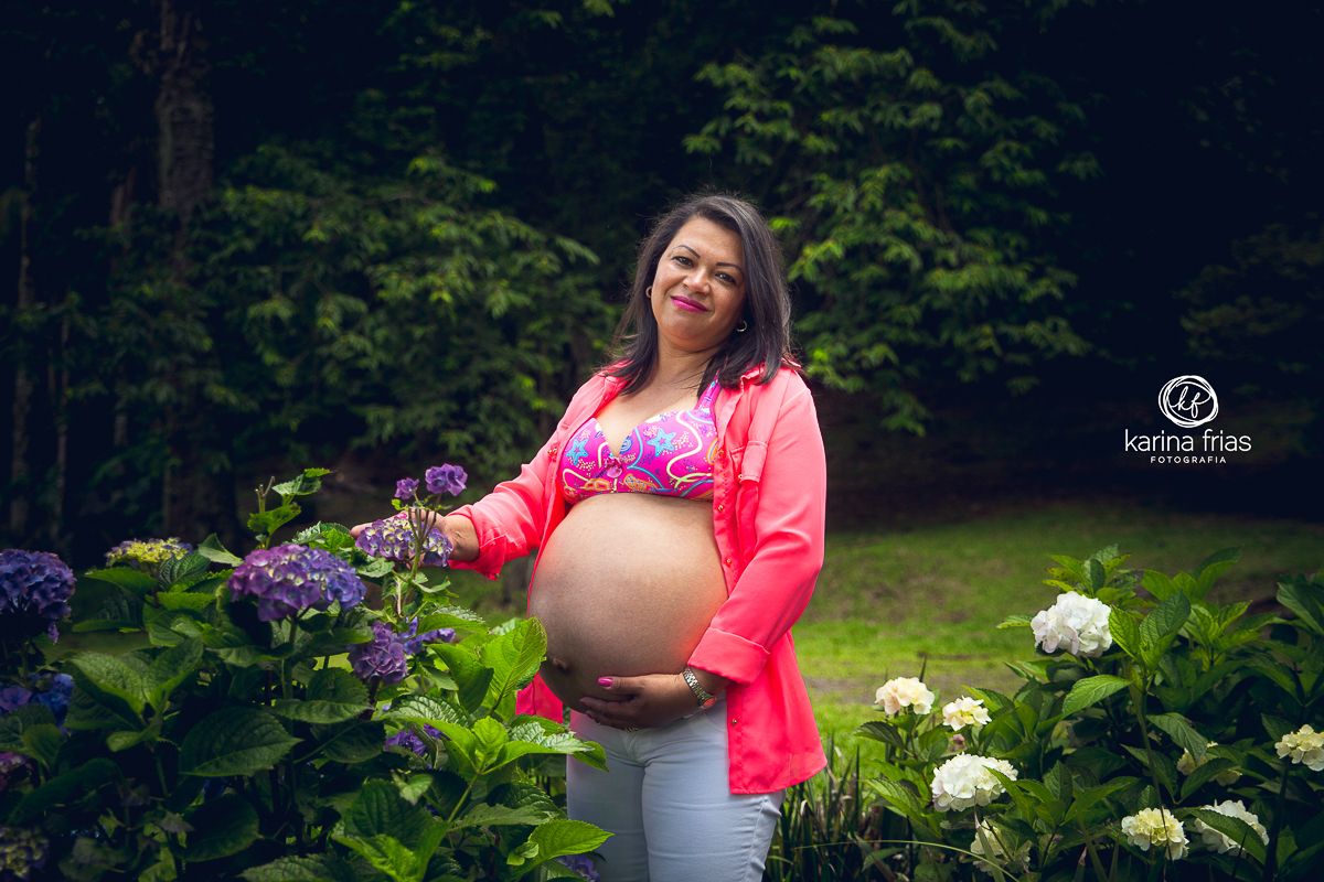 a gestante olha para a camera da fotografa de familia karina frias