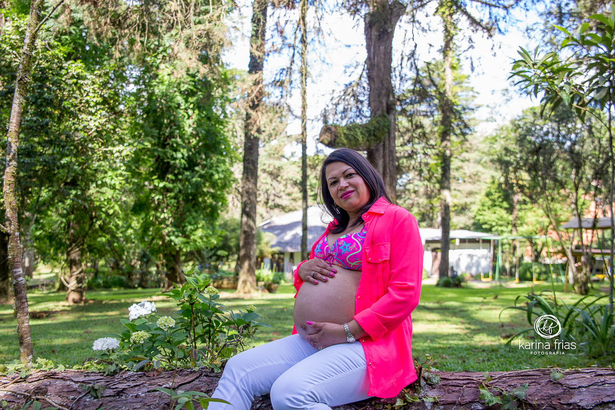 a modelo faz pose para as fotos do ensaio de gestante