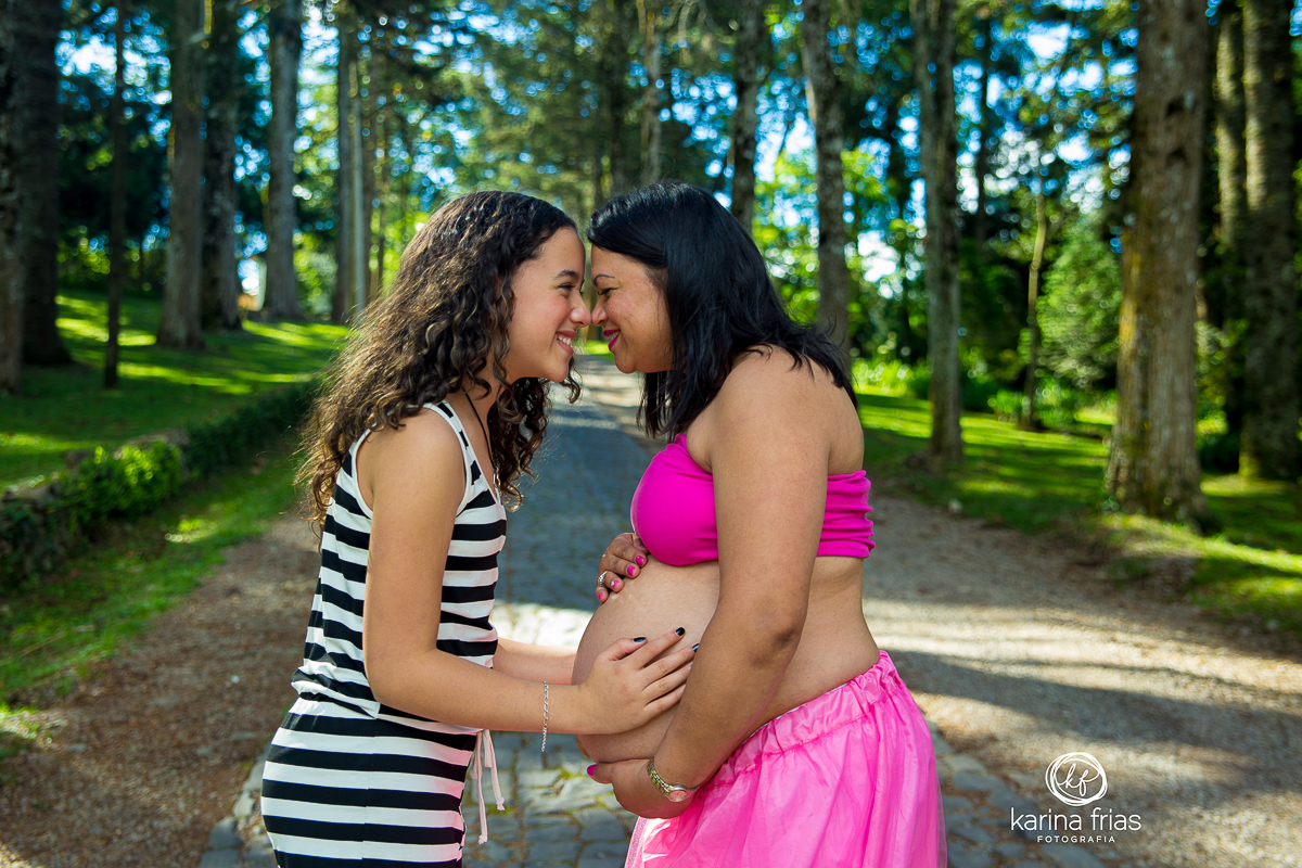 a fotografa de familia, karina frias registra o momento intimo de mae e filha no book externo de gestante