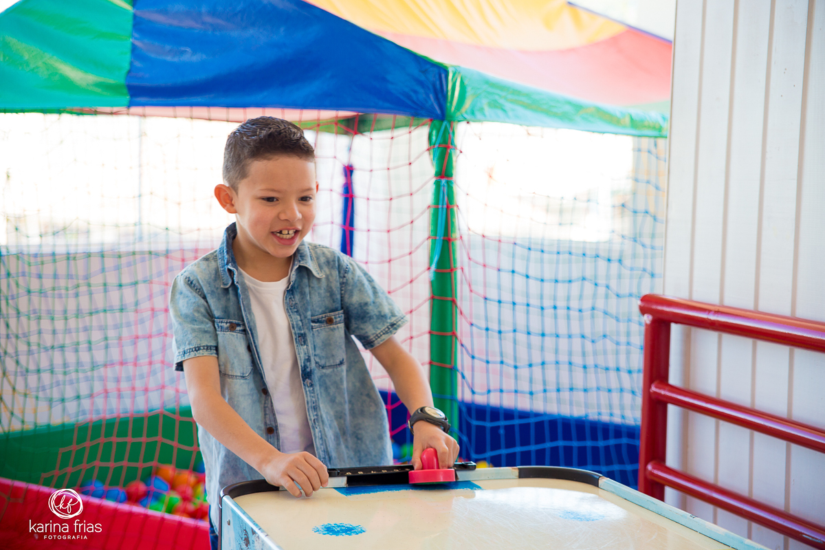 a criança brinca em seu aniversario