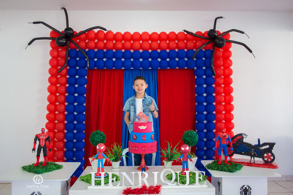 henrique faz pose para as fotos de seu aniversario