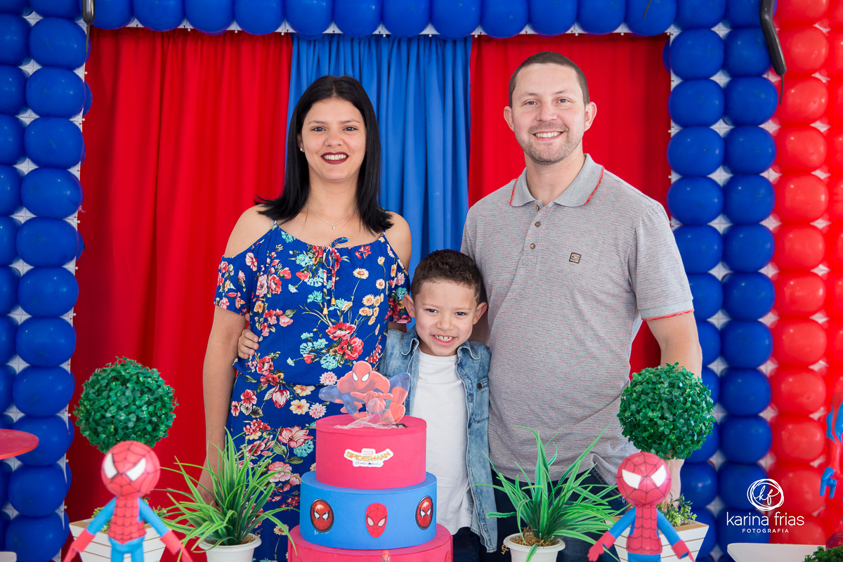 no seu aniversario, henrique faz fotos com os pais frente á mesa