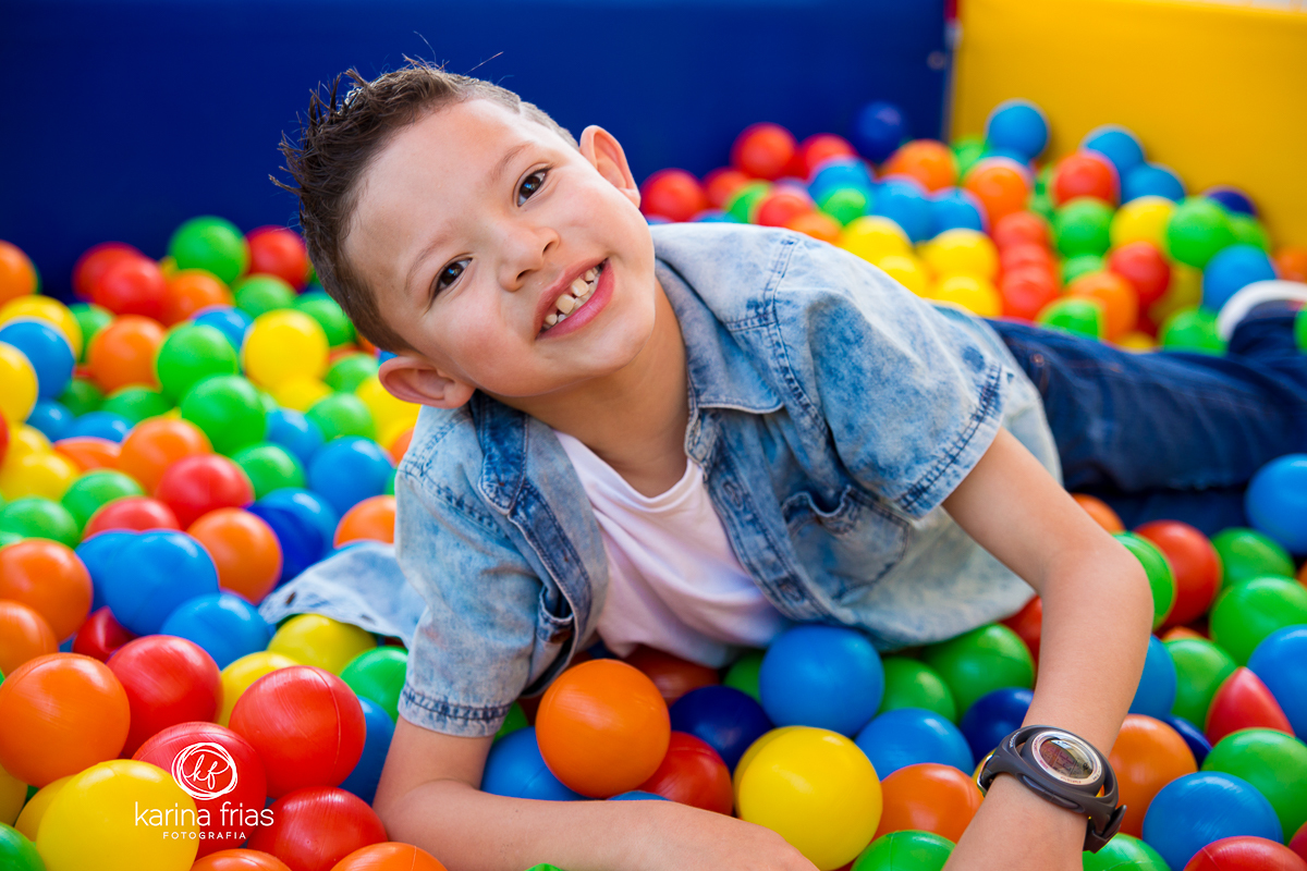 no seu aniversario henrique brinca na piscina de bolinhas e a fotografa de aniver clica