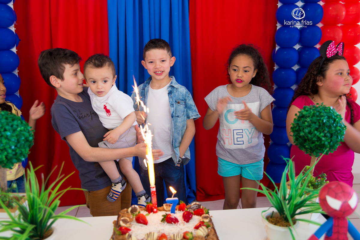 as crianças cantam parabens em aniversario  infantil e a fotografa de familia karina frias registra o momento