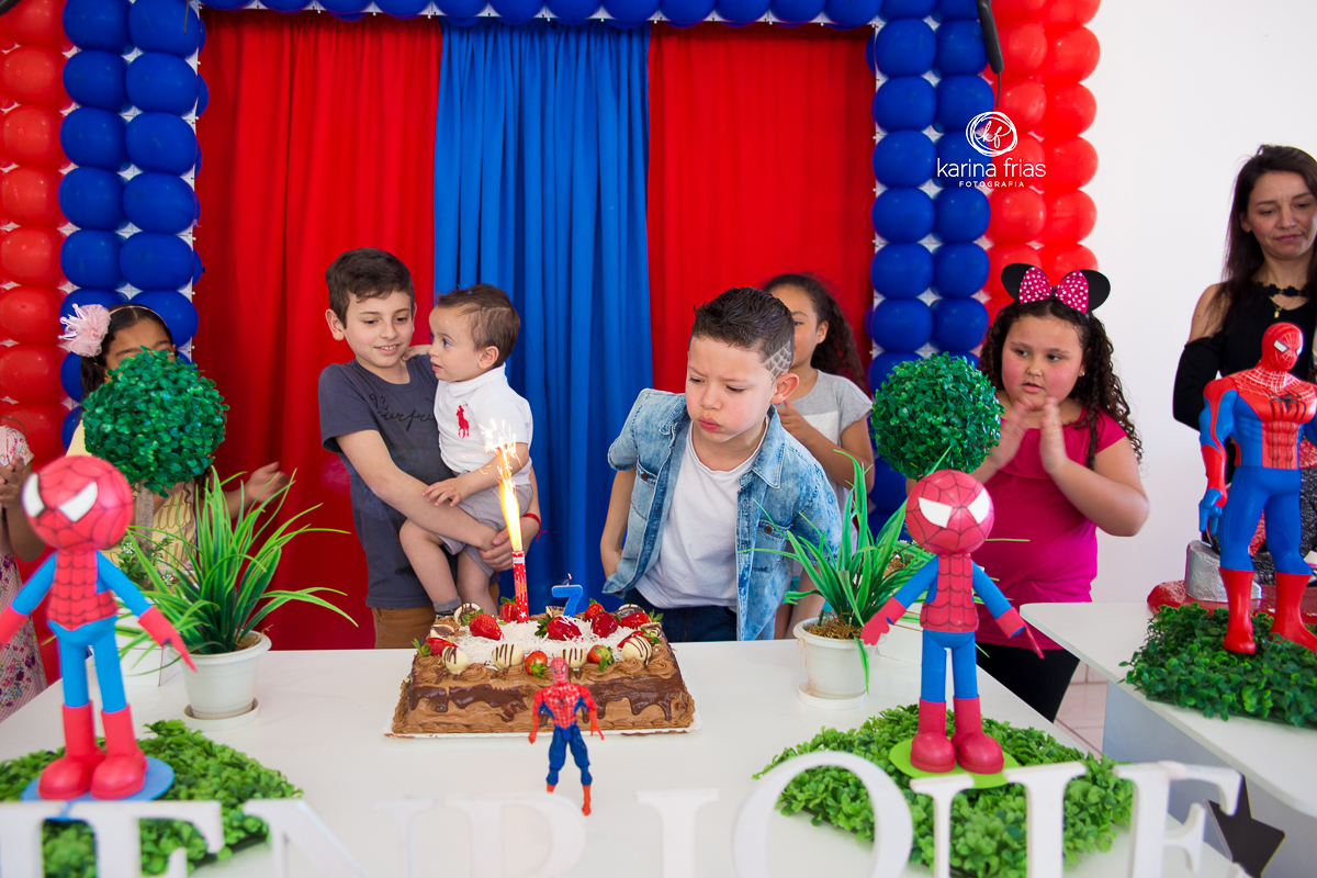 em aniversario infantil a fotgrafa pega a hora do assopro da velinha