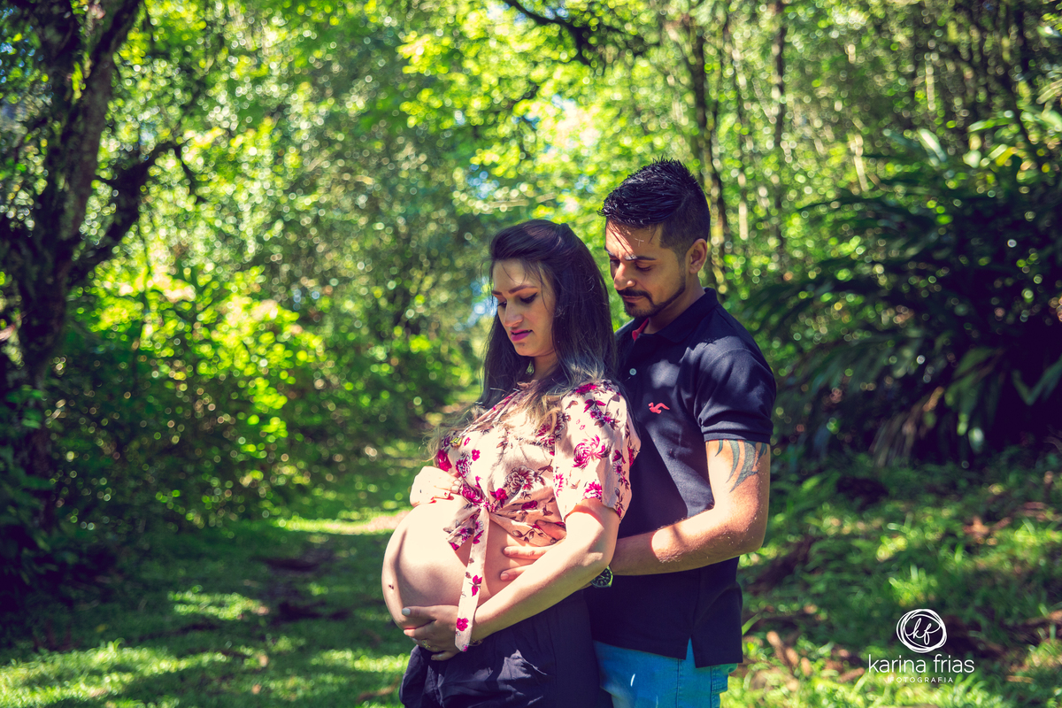 a gestante fica em meio a paisagem para as fotos do seu book