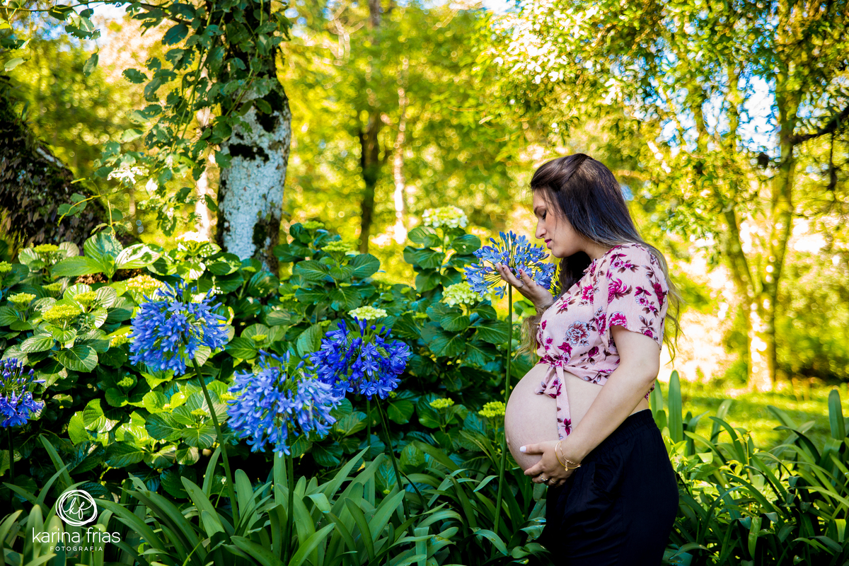a gestante cheira as flores para as fotos do ensaio