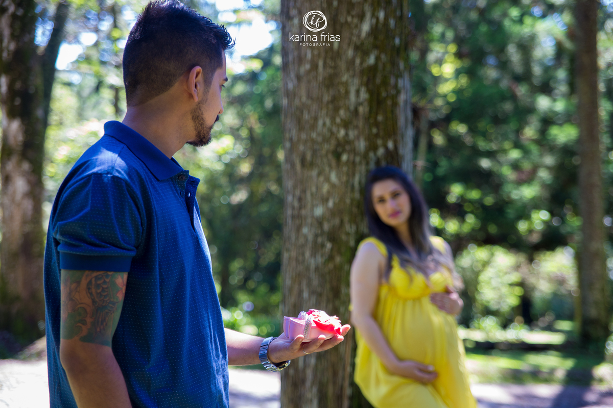 o esposo esta nitido olhando para a gestante nas fotos do book externo