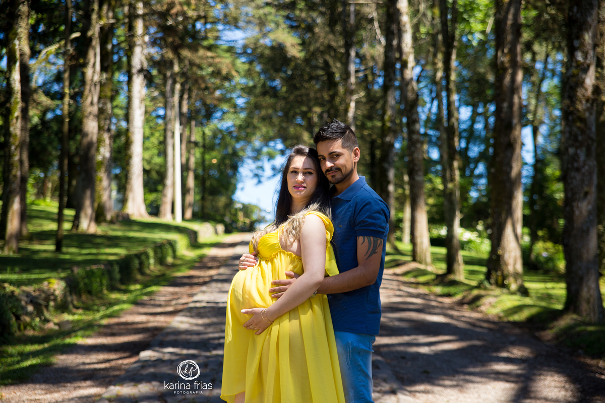 no ensaio externo de gestante os pais se abraçam