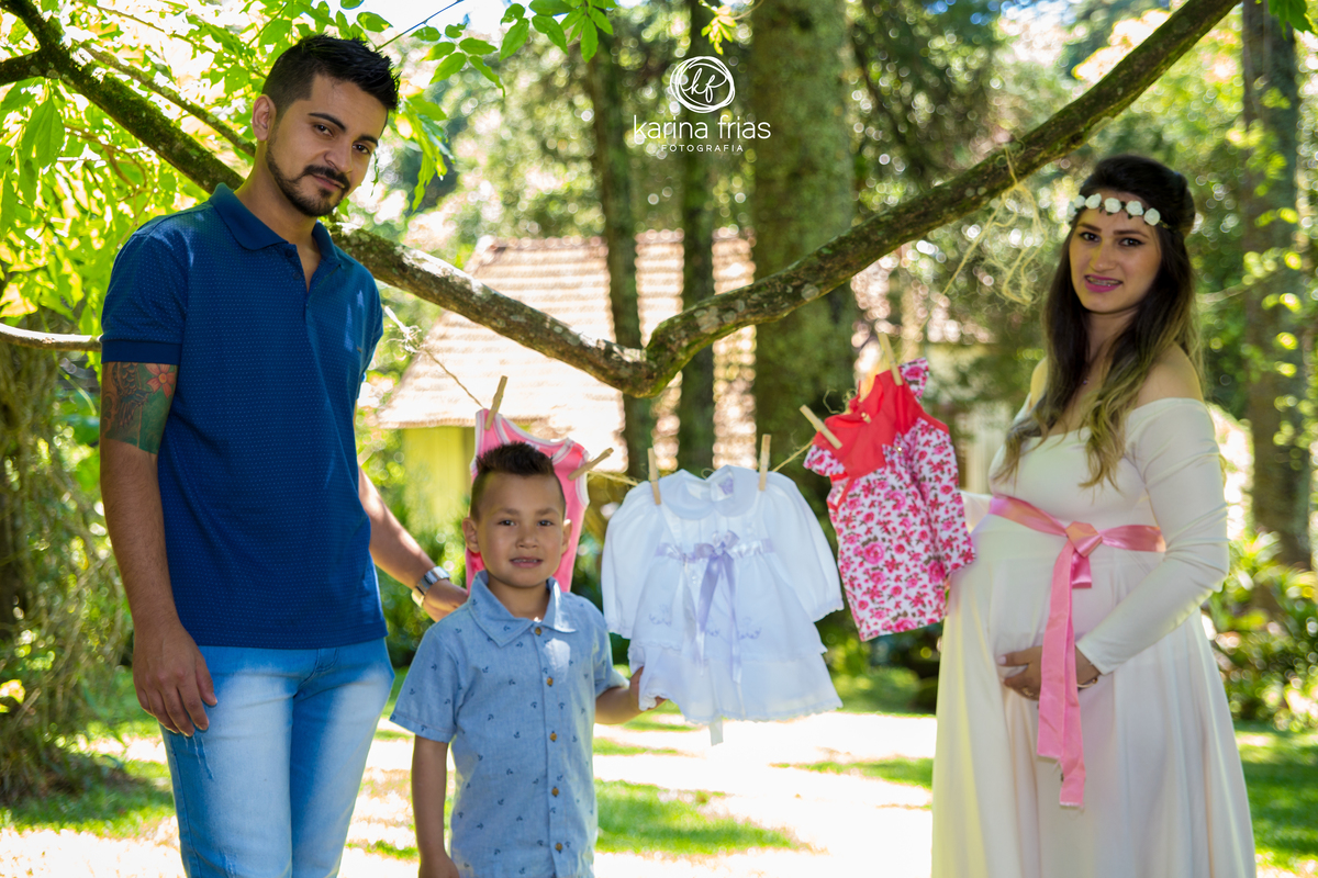 no ensaio externo de gestante o mano participou da sessão de fotos
