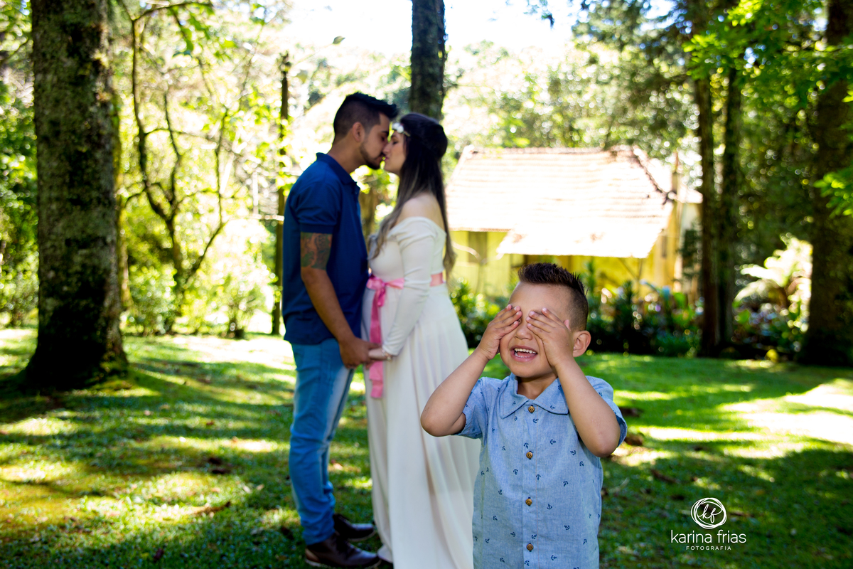o filho se envergonha dos pais se beijando em ensaio externo de gestante
