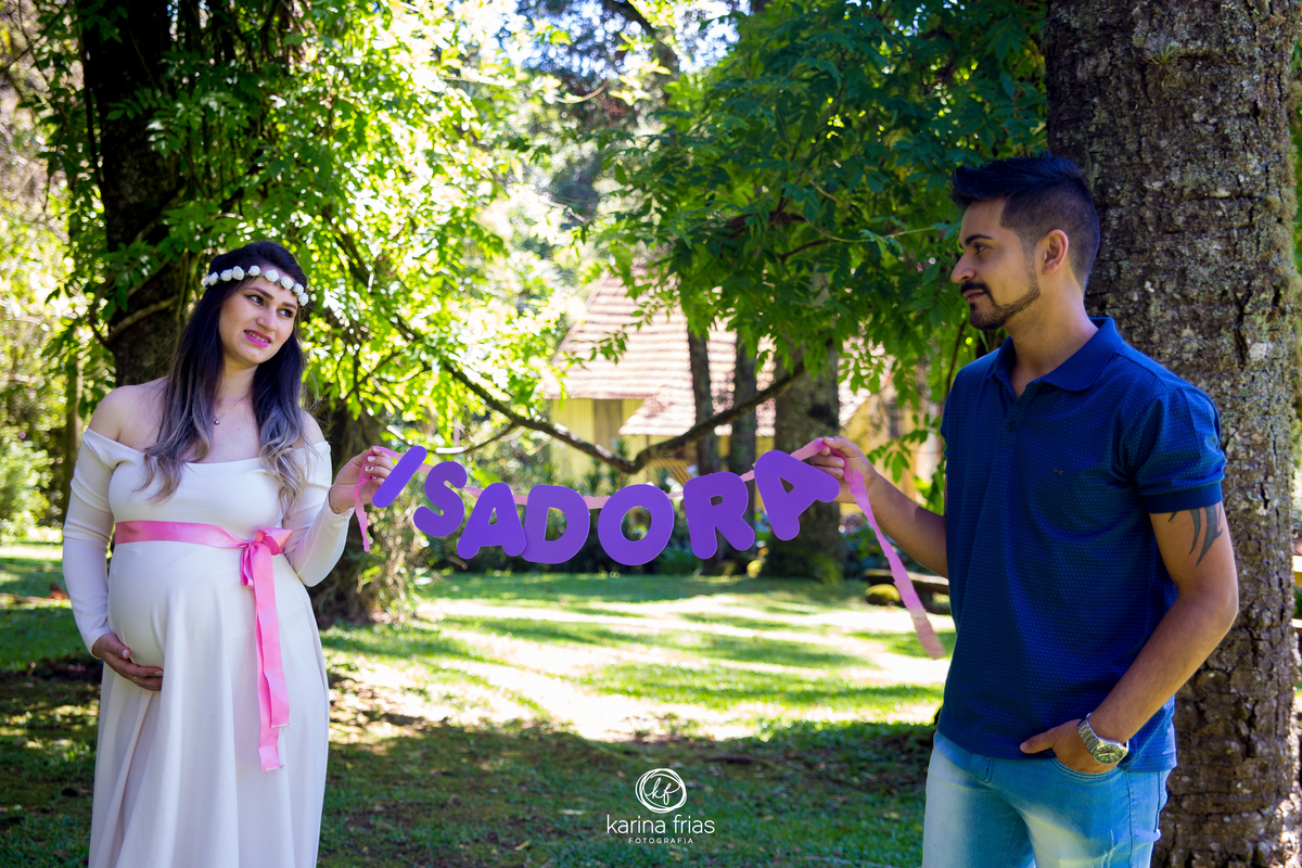 os modelos levaram letreiros para as fotos externas do book de gestante