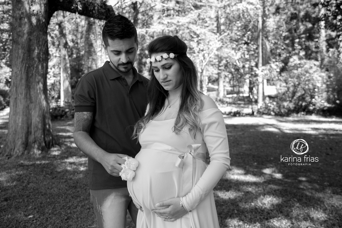 o pai segura os sapatinhos enquanto a fotografa de familia de caxias do sul-rs, karina frias, registra o momento