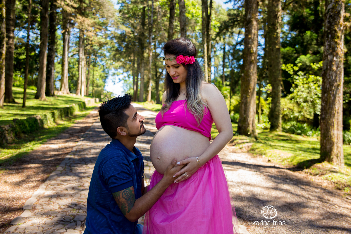 o pai olha atentamente para a gestante em seu ensaio externo