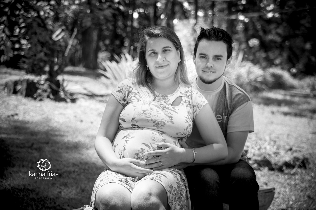 os pais posam para as fotos do book de gestante