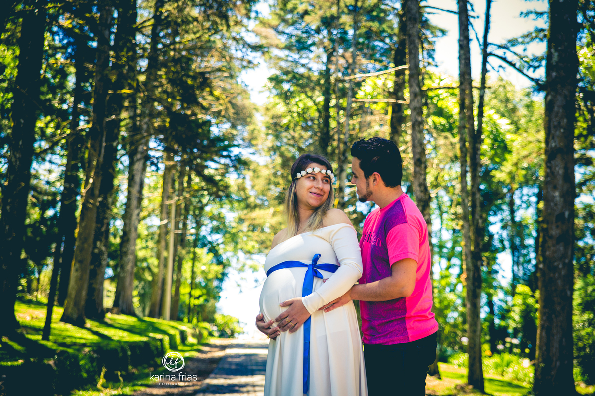 os pais se olham no ensaio externo de gestante