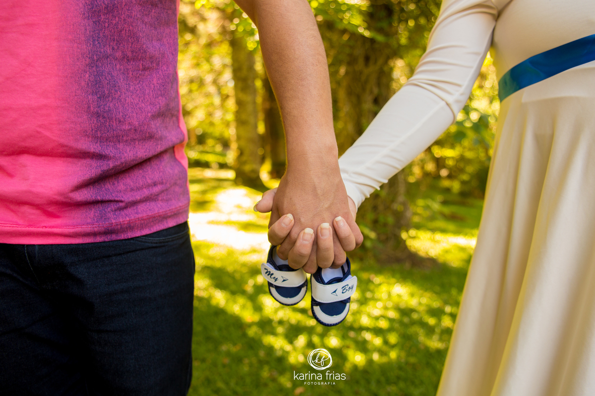 o sapatinho do bebe é bem vindo para as fotos do ensaio externo de gestante