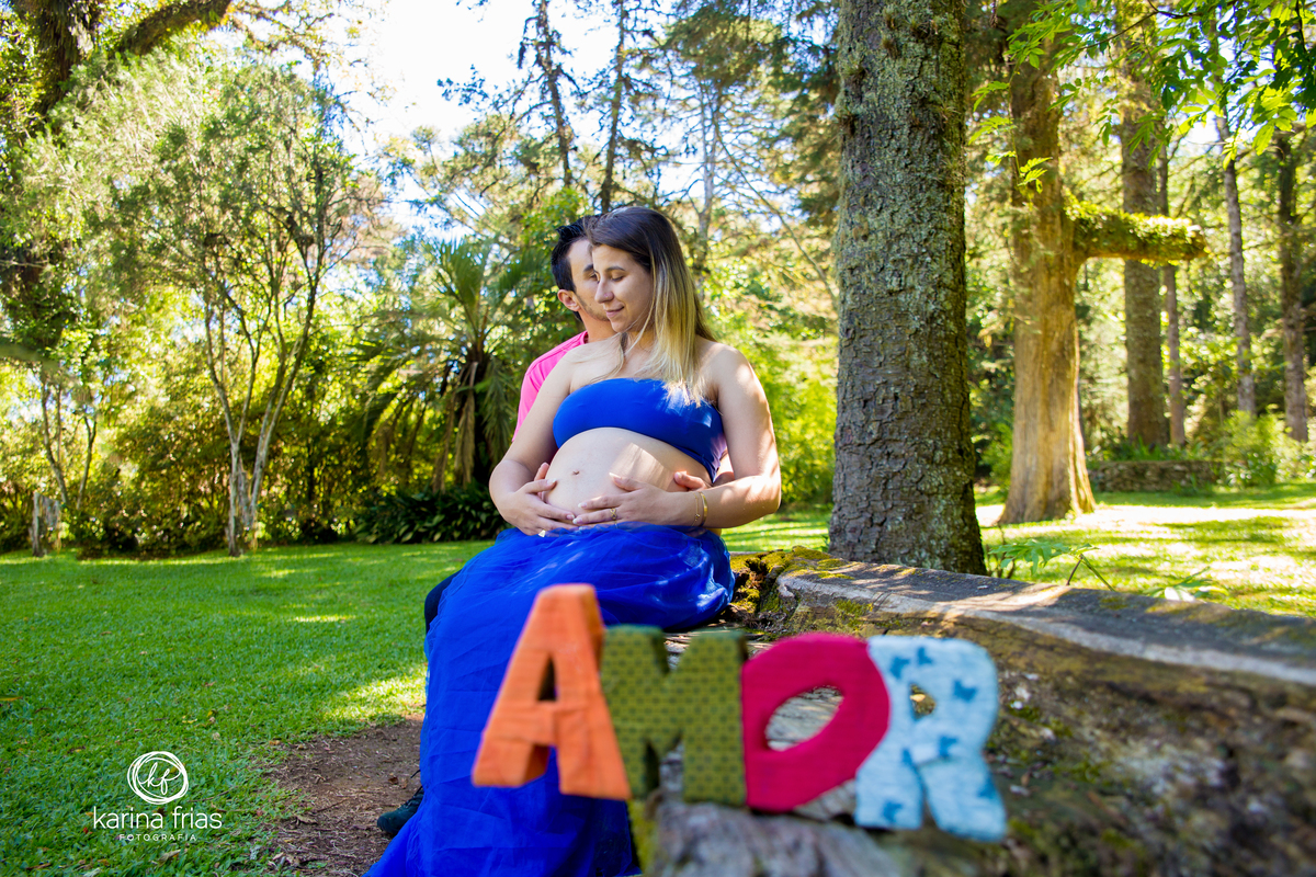a fotografa de gestante, karina frias, utiliza acessorios para as fotos