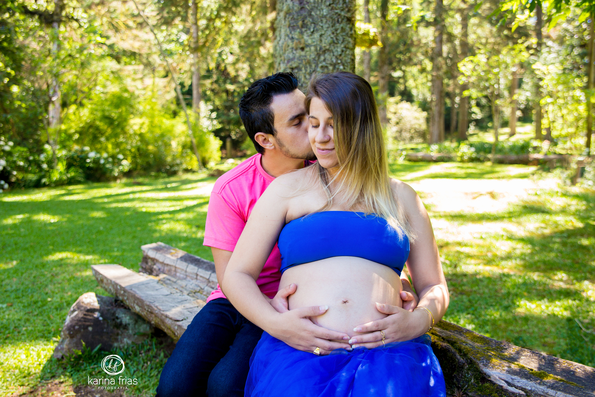 o carinho é nitido na fotografia de gestante da fotografa karina frias de caxias do sul-rs