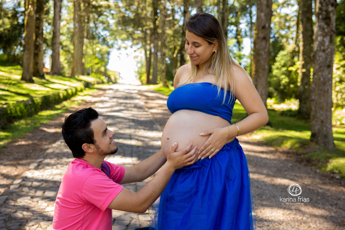 os pais se olham no ensaio externo de gestante.