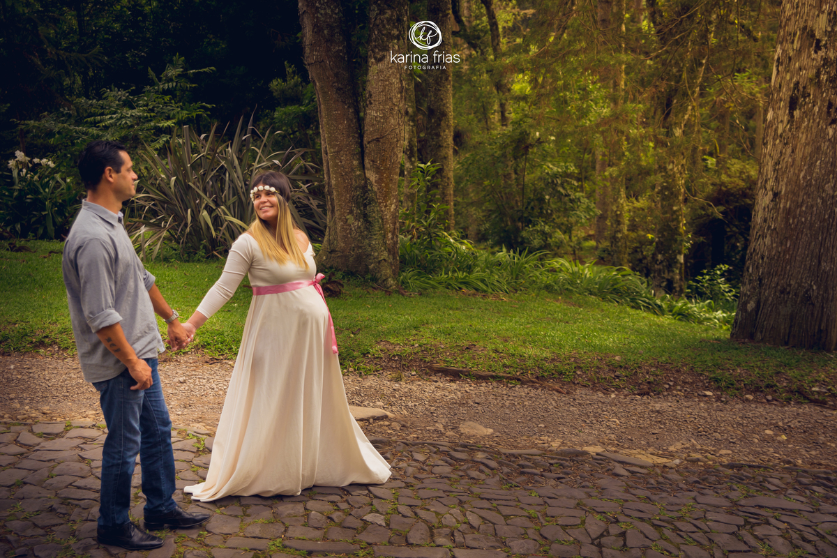 os pais caminham durante a sessão de fotos de gestante