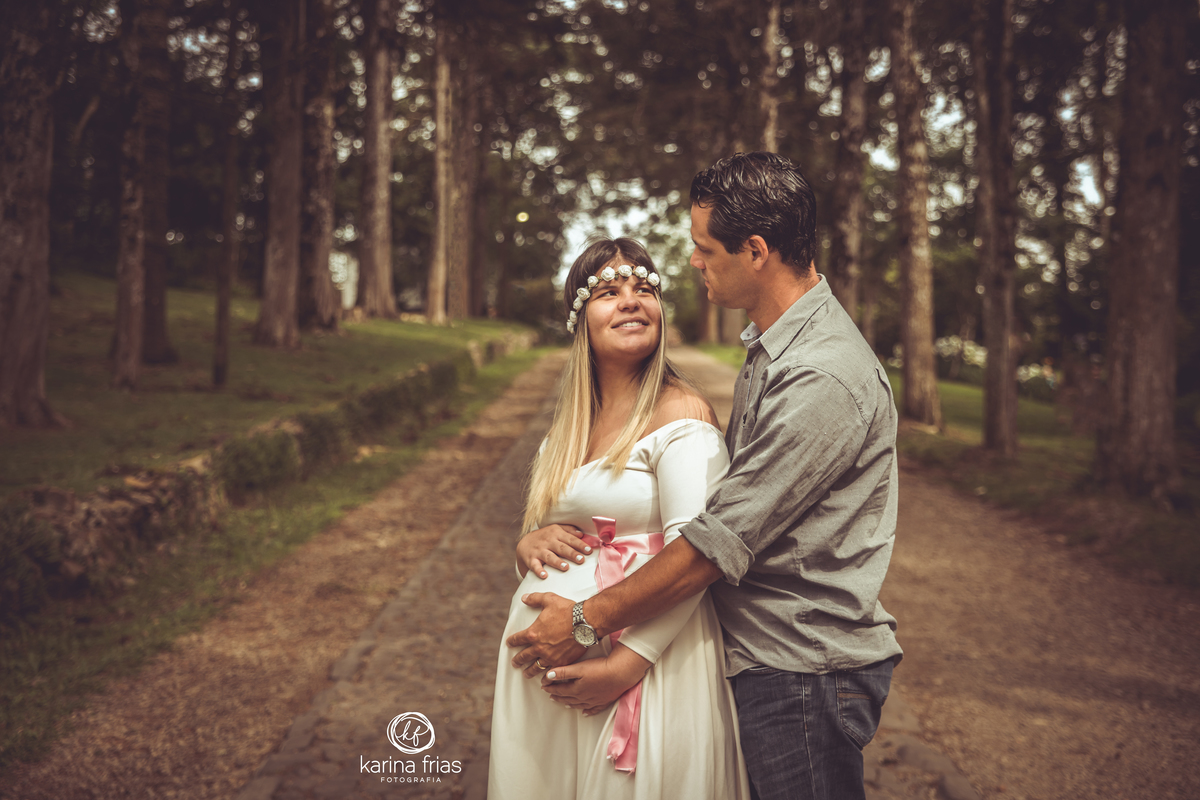 no ensaio gestante externo, os pais se olham