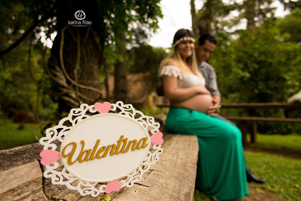 placa com o nome do bebe é utilizada em fotos de gestante