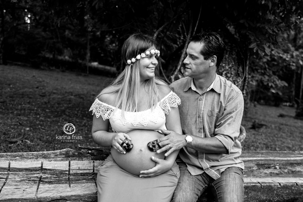 os pais se olham carinhosamente para a sessão do book de gestante