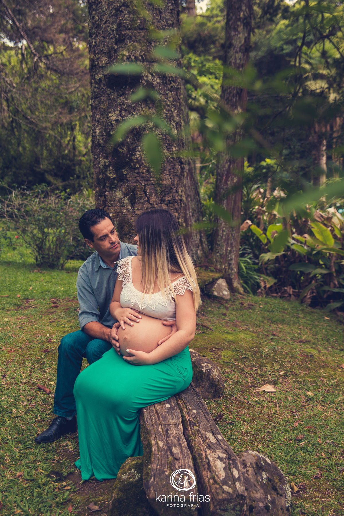 a fotografa de familia, karina frias espia os pais na sessão de gestante