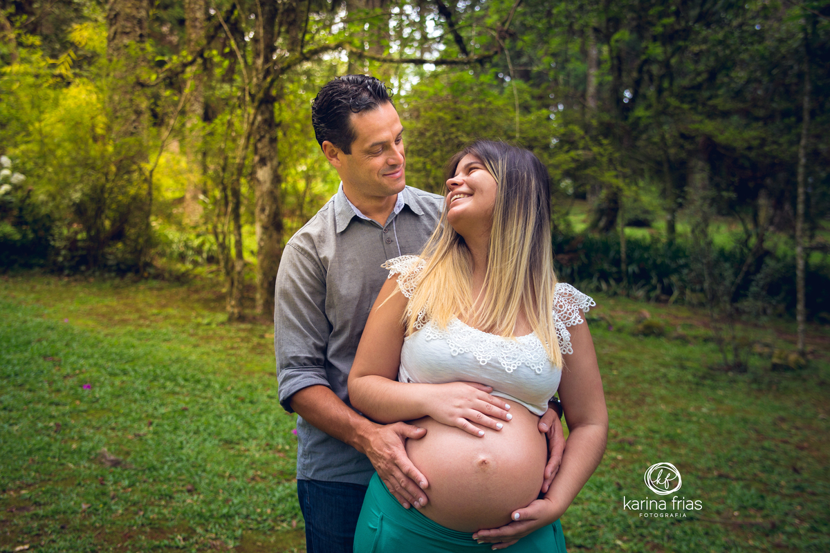 no ensaio externo de gestante, os pais se divertem