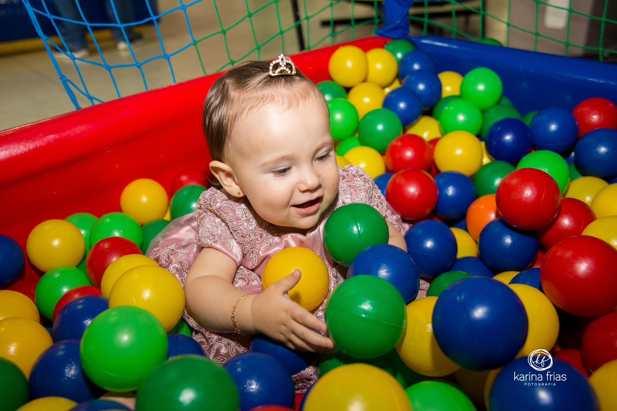 na festa de aniversário infantil, a criança brinca