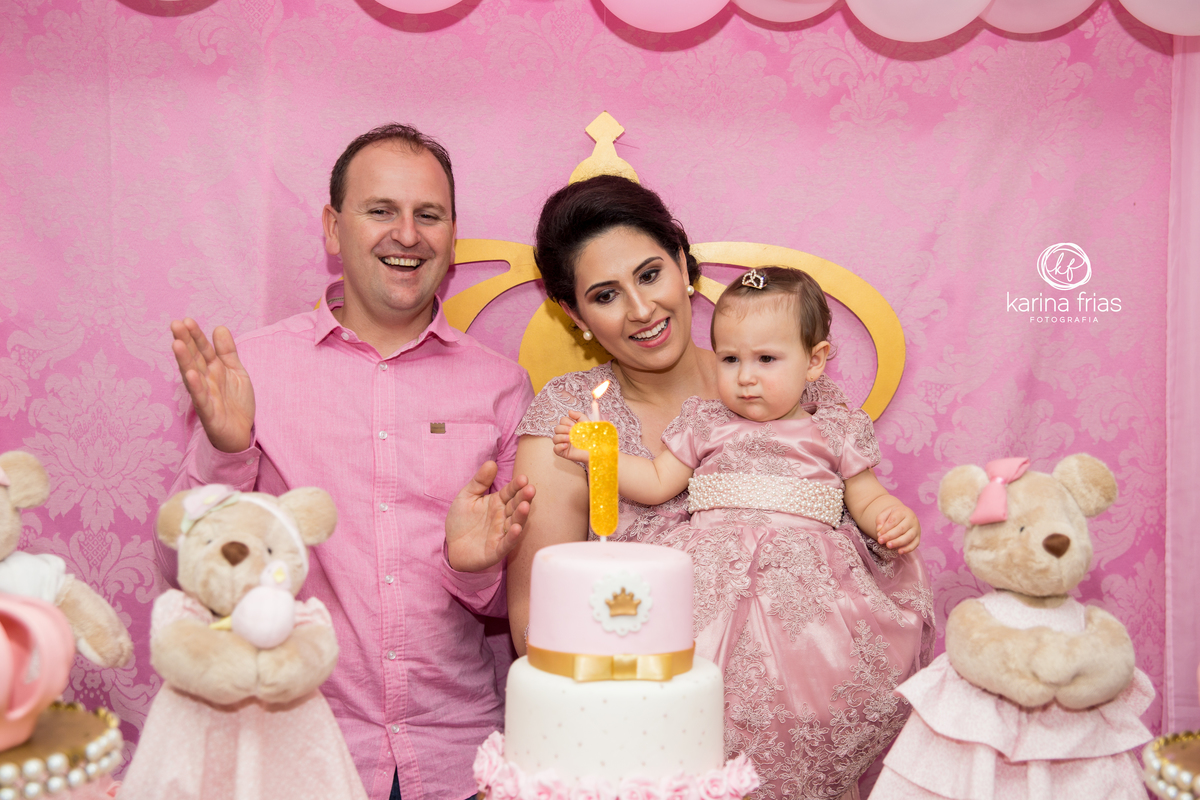 a criança olha atenta para a vela na festa de aniversário