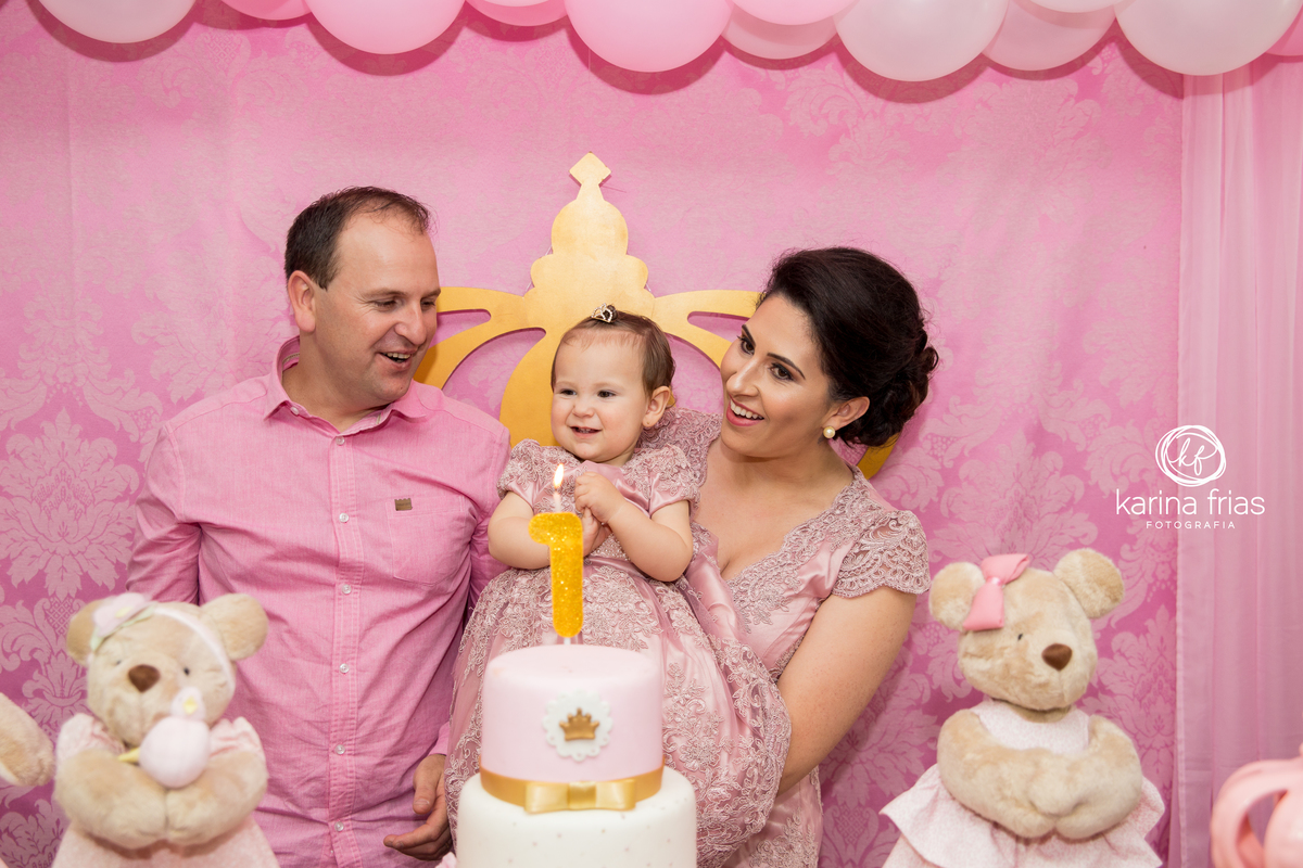 a fotografa de aniversário infantil captura a criança sorrindo na hora do parabéns