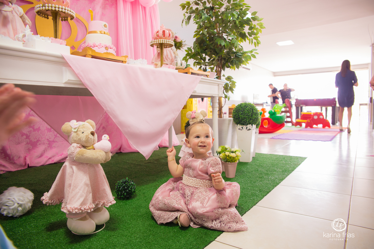 a criança se diverte com a decoração do seu aniversário