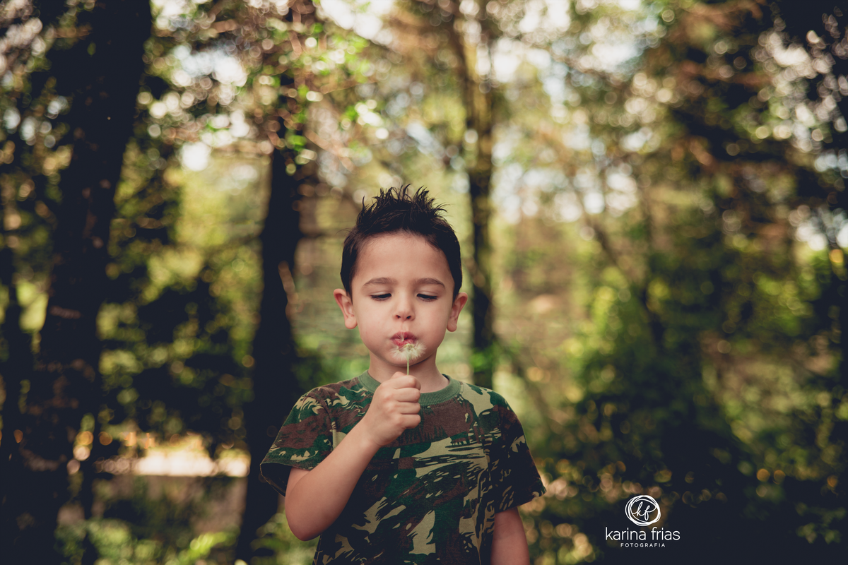 A CRIANÇA ASSOPRA A FLOR NAS FOTOS DE FAMÍLIA